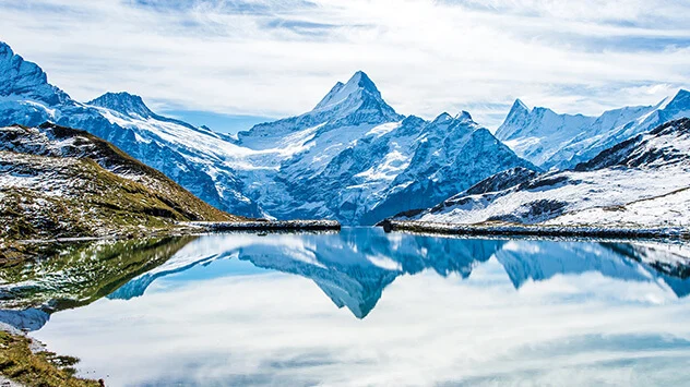 Schweizer Berge im Herbst mit erstem Schnee