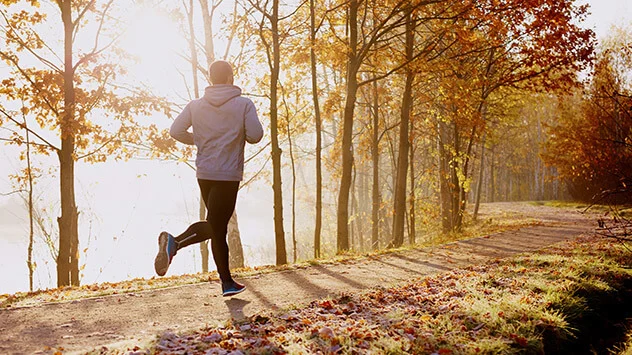 Outdoor Aktivitäten im Herbst: Sport im Freien Joggende Frau am Herbstmorgen