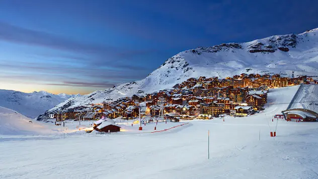 Blick auf Val Thorens bei Nacht