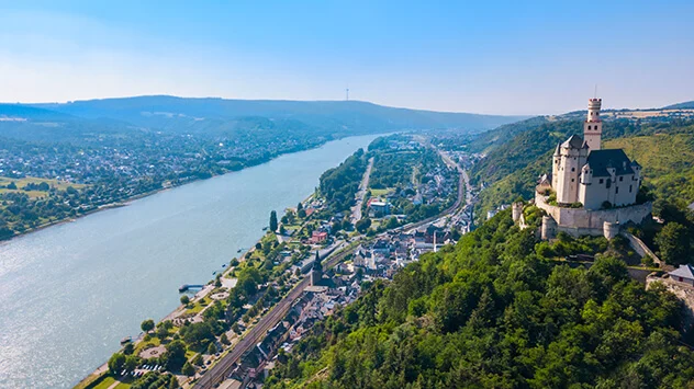 Blick über die Marksburg hoch oben über dem Rhein