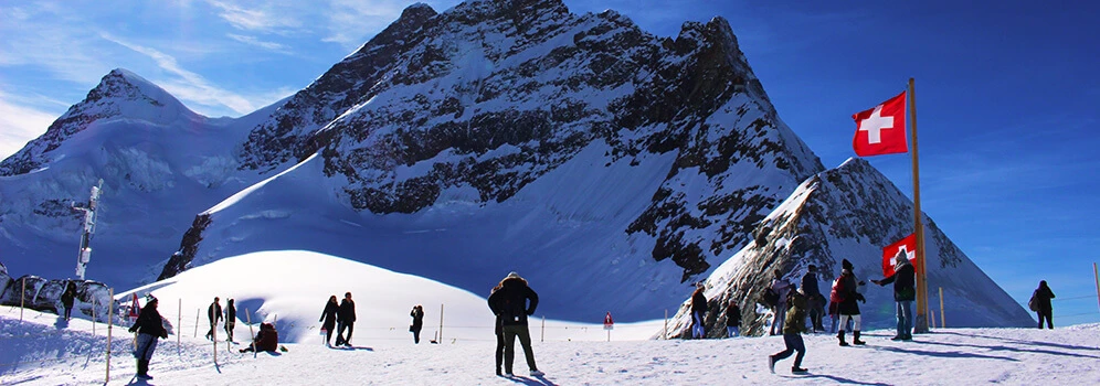 Skifahrer vor Schweizer Bergen