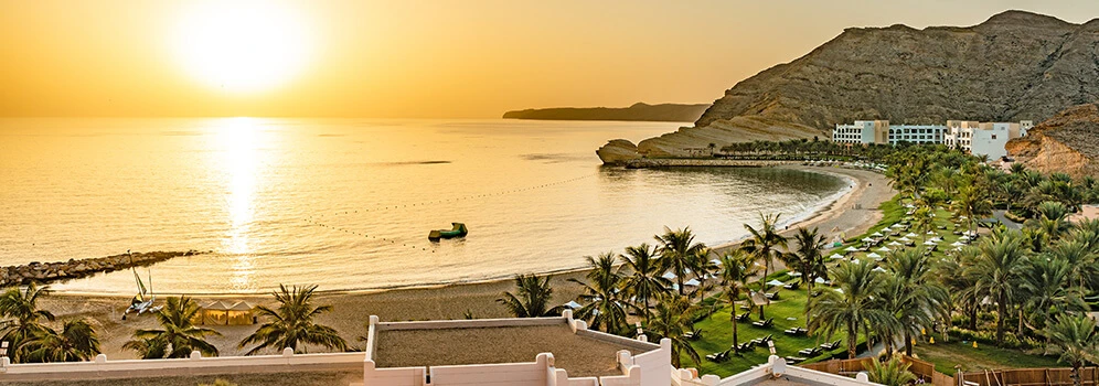 Sonnenuntergang über dem Meer im Oman