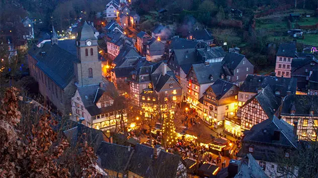 Blick auf die Fachwerkhäuser und die beleuchteten Gassen in Monschau