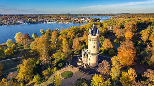 Blick von oben auf den Flatowturm im Park Babelsberg