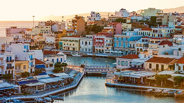 Bunte Häuser in Agios Nikolaos beim Sonnenuntergang