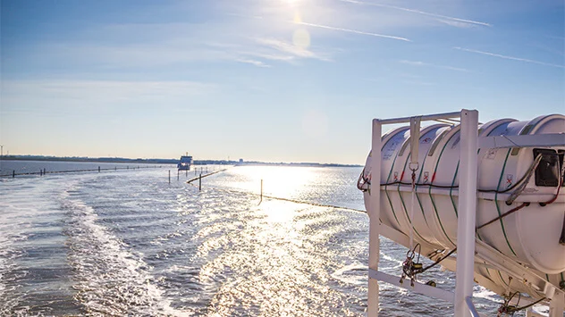 Fähre auf der Nordsee bei strahlendem Sonnenschein