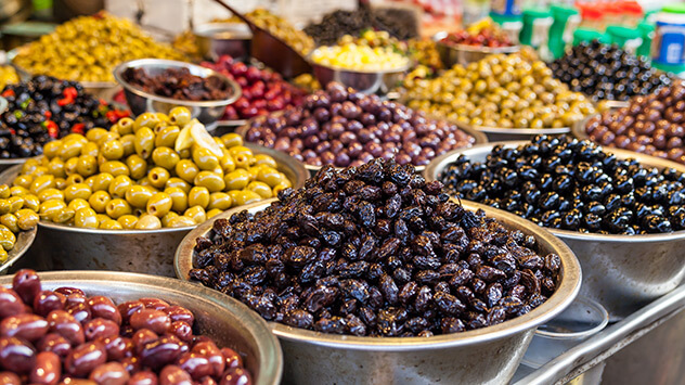 Oliven auf dem Karmel-Markt in Tel Aviv