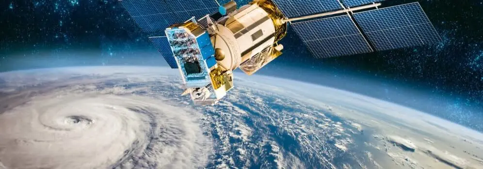 Satellit im Weltraum beobachtet Wirbelsturm.
