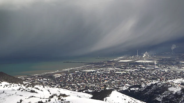 Dunkle Schauerwolken ziehen an der Großstadt Samsun an der türkischen Schwarzmeerküste vorbei