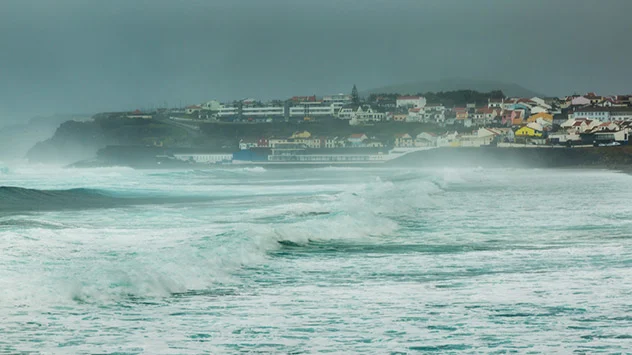 Hohe Wellen bei Sturm auf den Azoren