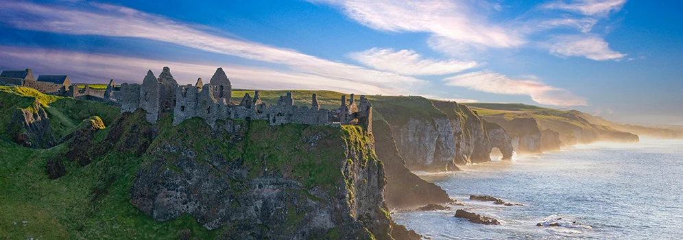 Dunluce Castle auf den Klippen der Causeway Coast in Nordirland.