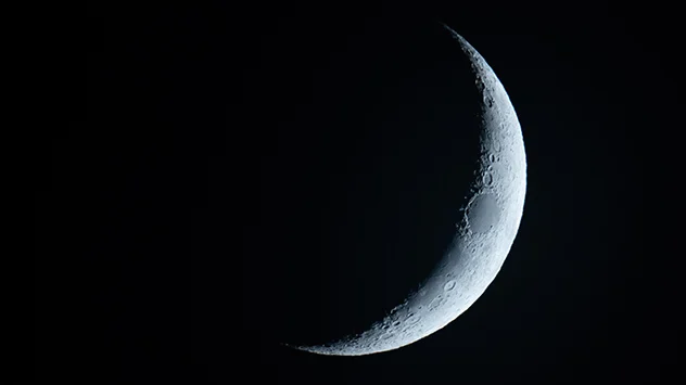 Bild: dpa Der Mond ist als Sichel am Nachthimmel zu sehen.