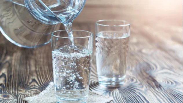 Ein Glas Wasser hilft als Hausmittel gegen eine Erkältung 