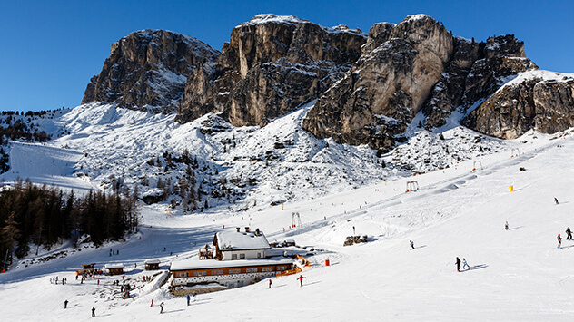 Blick auf die verschneiten Dolomiten