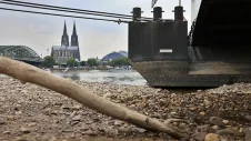 Auch in Köln ist der Rhein schmal geworden. Dort liegt sogar eine Landungsbrücke liegt auf dem Trockenen.