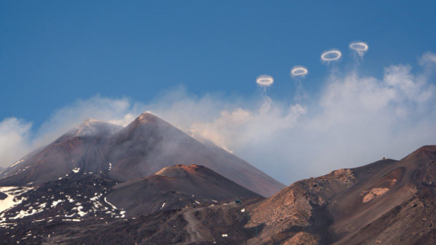 Dimni prstenovi vidljivi su iznad Etne.