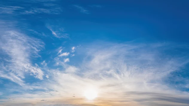 Bild von Cirren mit tiefstehender Sonne