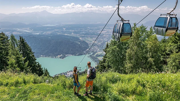 Wanderer schauen von der Gerlitzen Alpe auf den Kärntner See