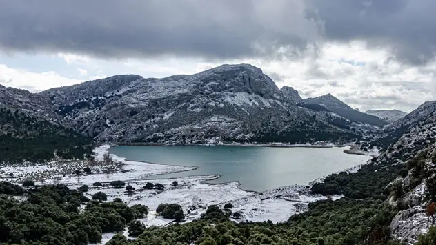 Sneeuwval veroorzaakte in het Tramuntana-gebergte op Mallorca afgelopen maandag een wit landschap en wegversperringen.