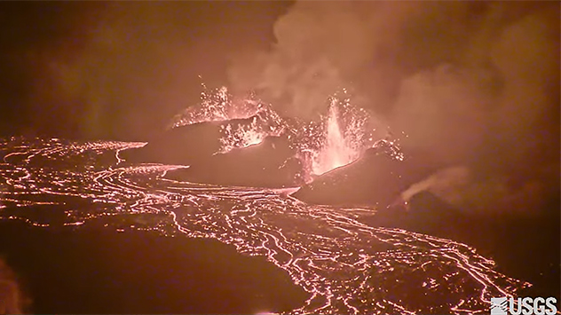 Sinds afgelopen zondag schieten er weer lavafonteinen uit de topkrater van de vulkaan Kilauea op Hawaï. - © USGS-HVO.