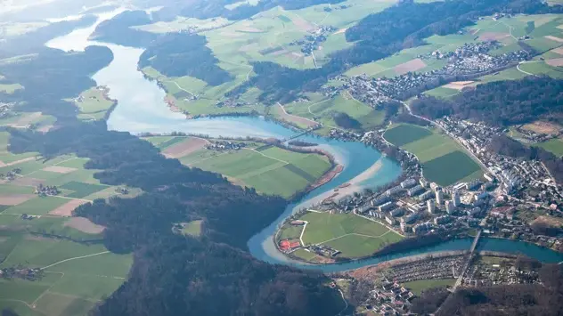 Vue aérienne des méandres de l'Aar près de Berne.