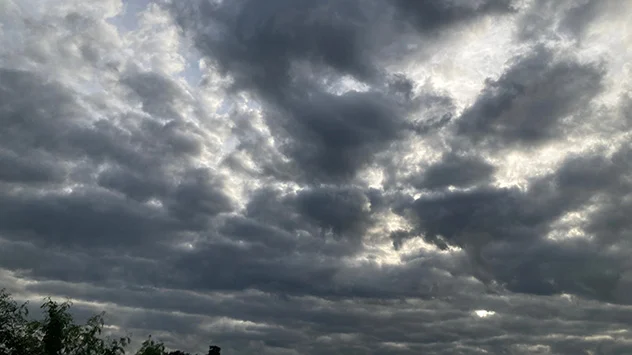 Band- und ballenartig formieren sich hier die Stratocumulus-Wolken. Die Lücken werden größer.