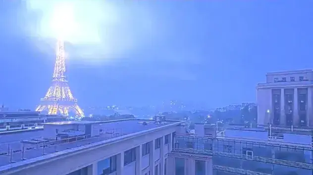 Algunos rayos alcanzaron la Torre Eiffel, que actúa como pararrayos. 