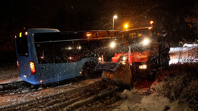 Streudienst hilft steckengebliebenem Bus