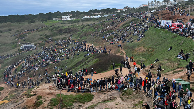 Zuschauer drängen sich an der Küste vor Nazare