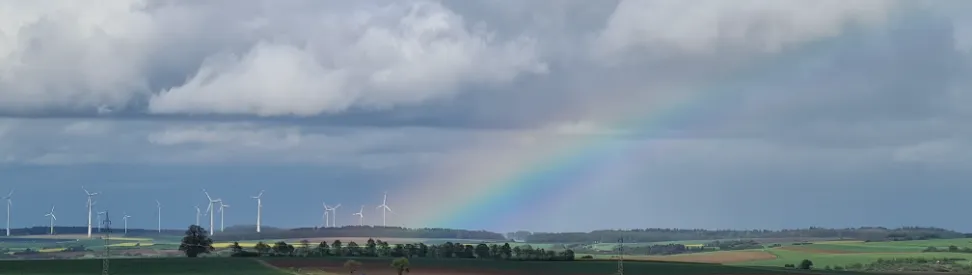 Ein Regenbogen erscheint nach einem Schauer bei Niederstetten im Nordosten von Baden-Württemberg.