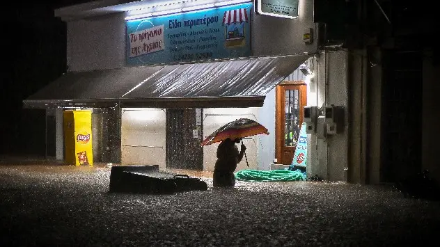 person går i vand til hoften i Volos, grækenland oversvømmelse