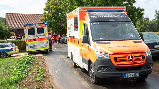 Rettungswagen stehen auf einem Weg