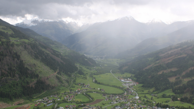 Ein grünes Alpental mit einem Regenschauer. Webcamblick auf das Mölltal
