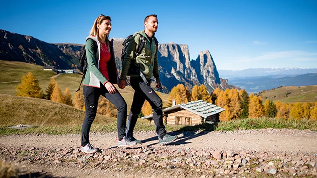 Ein Paar auf einem Wanderweg