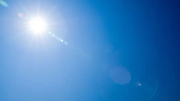 Strahlend blauer Himmel Strahlend blauer Himmel