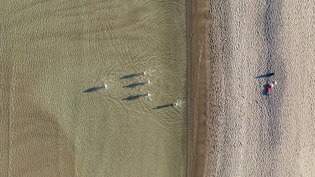 Eisbaden in der Ostsee - Bild: TMV/Gross Badende in der Ostsee aus der Vogelperspektive
