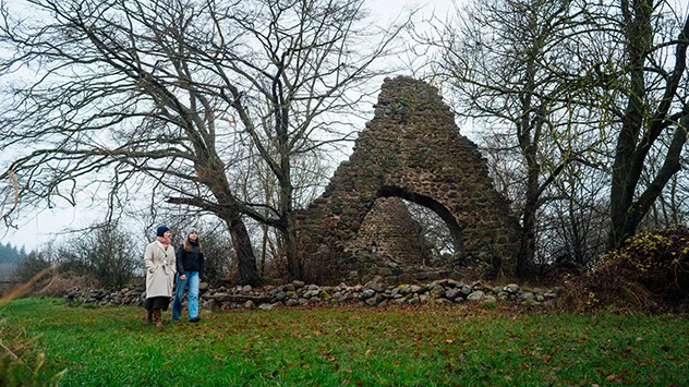 Weihnachtsmarkt auf Schloss Ulrichshusen - Bild: TMV/Petermann Die Ruine „Wüste Kirche“, die sich in der Nähe von Schloss Ulrichshusen befindet.