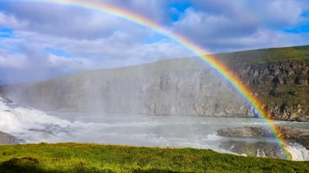 Regenbogen an einem Wasserfall