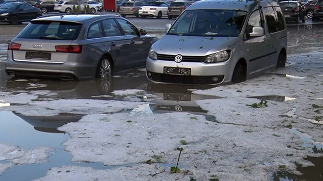 Hagel und Wassermassen auf Parkplatz