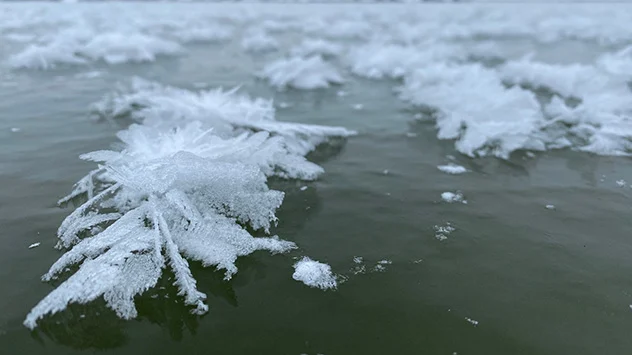 Eisblumen auf zugefrorenen Seen