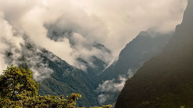 Südhänge werden von der Sonne in einem günstigeren Winkel bestrahlt als andere. Das führt dazu, dass Aufwinde und nachfolgend Wolken entstehen,