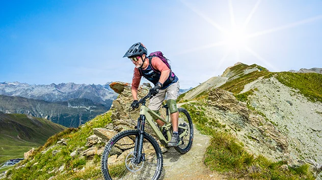 Ein Radler ist unterwegs in der Silvretta Bike Arena