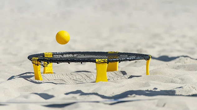 Spikeball und Netz im Sand