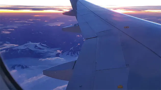 Die Aussicht vom Flugzeug aus auf die Berge, Schneefelder und Seen Patagoniens