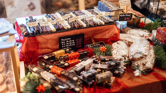 Bild: TMV/Petermann Feinste Pralinen, Marzipan und traditioneller Christstollen gibt es auf dem Weihnachtsmarkt auf Schloss Ulrichshusen.