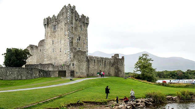 Blick auf Ross Castle nahe Killarney