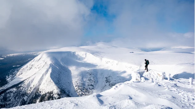 Žiema kalnuose dažnai atrodo taip: prastas matomumas, didelis vėjas ir daug šviežio sniego.