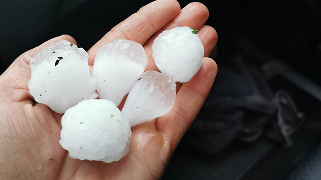 Starke Gewitter haben am Freitag im Süden Deutschlands Schäden hinterlassen. Unweit von Ulm gingen bis golfballgroße Hagelkörner nieder.