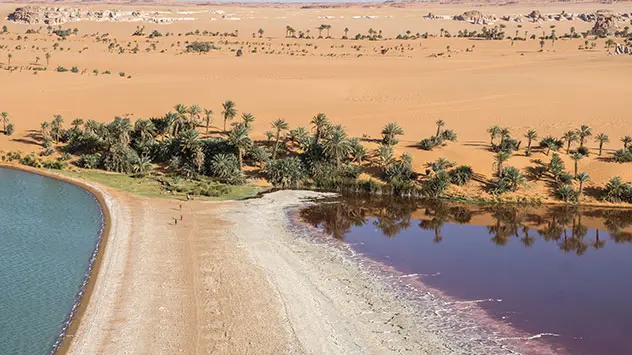 Im Tschad sind noch Reste der feuchteren Urzeiten in Form von Salzwasserlagunen zu finden.