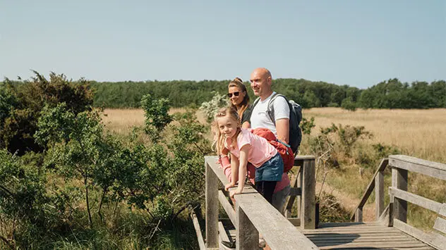 Familie schaut über die Landschaft im Naturpark Vorpommersche Boddenlandschaft
